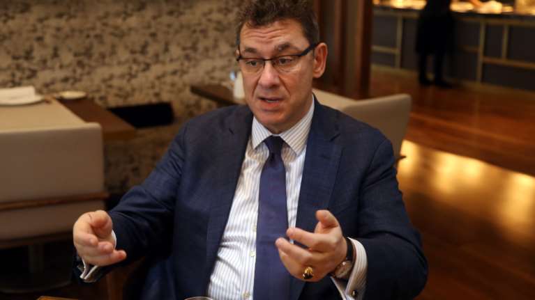 Αλμπερτ Μπουρλά: Ο πεθερός του έκανε την τρίτη δόση εμβολίου [εικόνα]