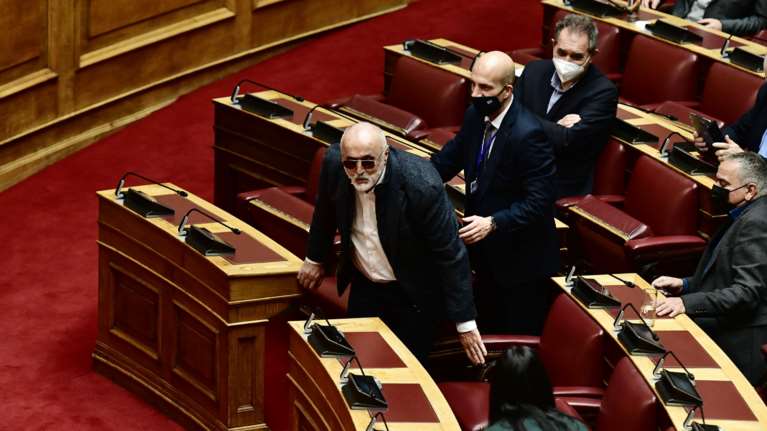 &quot;Πόλεμος&quot; ΝΔ-ΣΥΡΙΖΑ μετά τη διαγραφή Κουρουμπλή: &quot;Εξαχρειωμένη αντιπολίτευση&quot; - &quot;Απροκάλυπτα ψέματα Μητσοτάκη&quot;