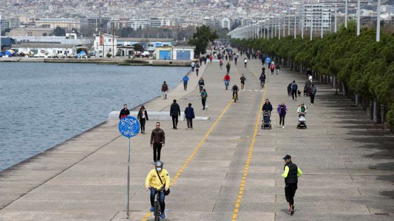 Θεσσαλονίκη: Στον Θερμαϊκό έπεσε 66χρονος - Βούτηξαν και τον έσωσαν περαστικοί