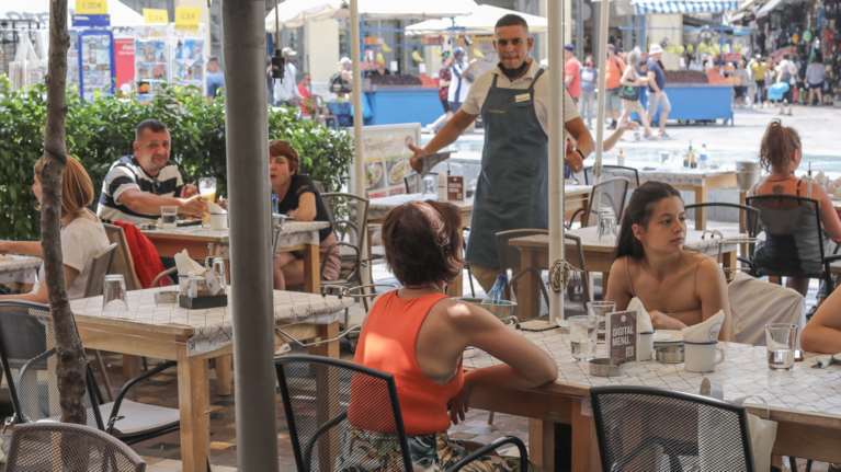 Το plan b της κυβέρνησης για την &quot;κοιλιά&quot; στους εμβολιασμούς: Τα &quot;όπλα&quot; για τη μάχη του Αυγούστου