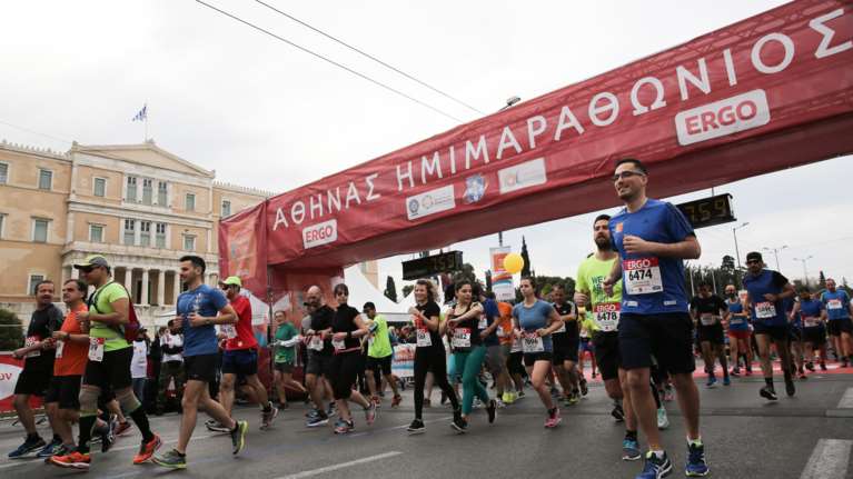 &quot;Παραλύει&quot; η Αθήνα την Κυριακή: Ποιοι δρόμοι θα είναι κλειστοί για τον Ημιμαραθώνιο