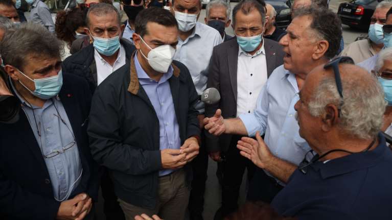 Με μαντινάδα υποδέχτηκαν τον Αλέξη Τσίπρα στο Αρκαλοχώρι: &quot;Να δοθούν γρήγορα αποζημιώσεις&quot;, ζήτησε ο πρόεδρος του ΣΥΡΙΖΑ