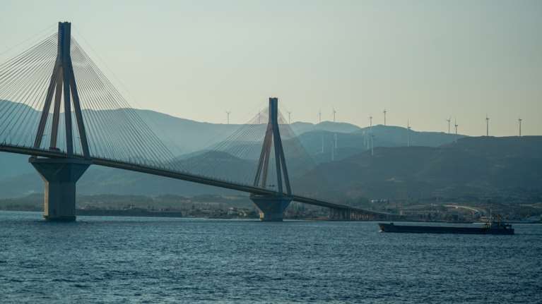 Πόσο ανθεκτική είναι σε πρόσκρουση πλοίου η γέφυρα Ρίου - Αντιρρίου: Τι θα συμβεί σε ένα σενάριο Βαλτιμόρης
