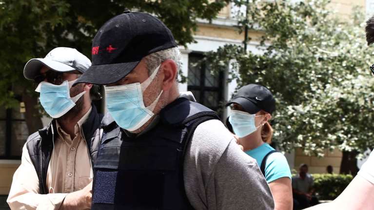 Ψευτογιατρός: Στο εδώλιο για 12 ανθρωποκτονίες και 14 απόπειρες - Η εισαγγελέας ζητά να καθίσει στο σκαμνί πρώην υπουργός