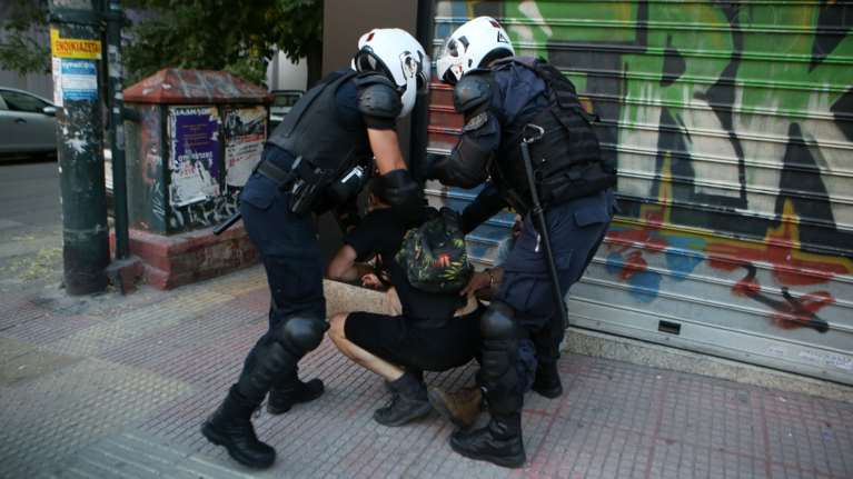 Επεισόδια στην ΑΣΟΕΕ - Αντιεξουσιαστές εναντίον δυνάμεων της ΕΛΑΣ [Βίντεο]