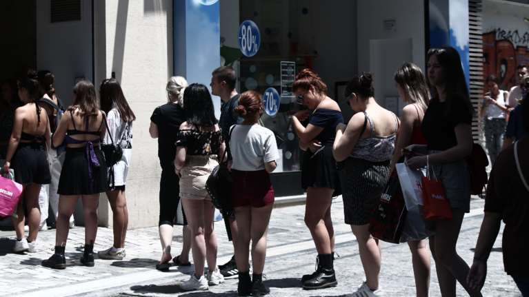Πρεμιέρα για τις θερινές εκπτώσεις - Μεγάλες ουρές έξω από τα καταστήματα στην Ερμού [εικόνες]