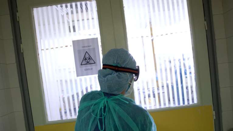 Κορονοϊός: Στους 275 οι θάνατοι - Κι άλλος νεκρός από το γηροκομείο στο Ασβεστοχώρι