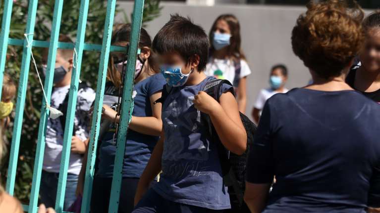 Κορονοϊός: Τι πρέπει να κάνουν γονείς και καθηγητές, σε περίπτωση που εμφανιστεί κρούσμα σε σχολείο