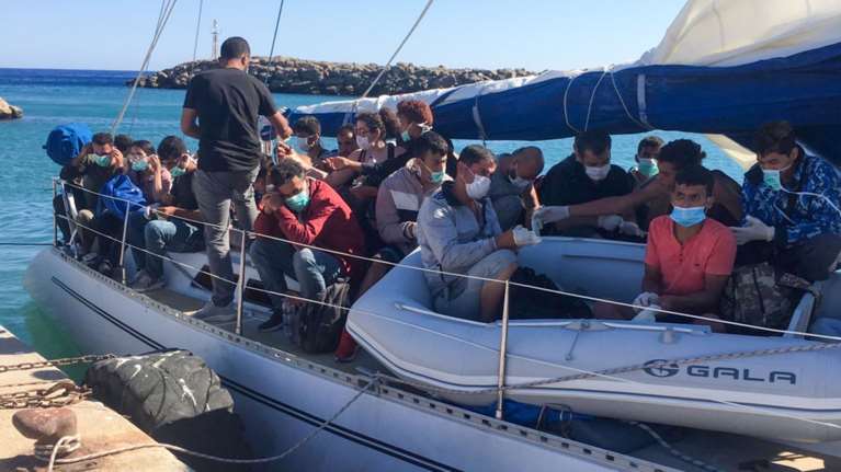 Επιχείρηση ρυμούλκησης σκάφους που μετέφερε μετανάστες στο λιμάνι της Παλαιόχωρας