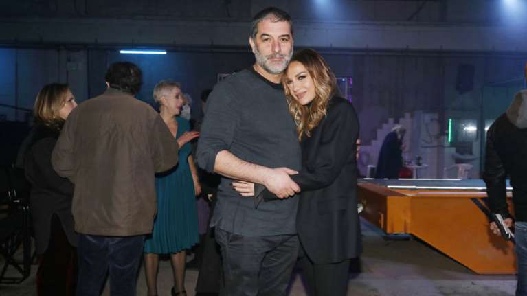 Και η αδελφή του Μπισμπίκη φαν της Βανδή - Η οικογενειακή φωτογραφία με την τραγουδίστρια [εικόνες]