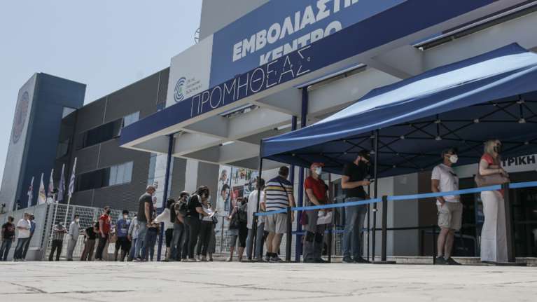 Τέταρτη δόση εμβολίου κορονοϊού για τους άνω των 30: 10.000 ραντεβού μέσα σε λίγες ώρες [Βίντεο]