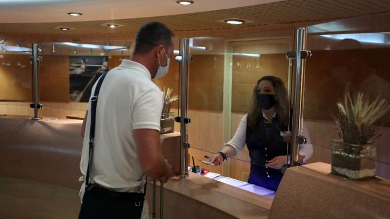 Aυτοί είναι οι χρυσοί κανόνες που ελαχιστοποιούν τον κίνδυνο μόλυνσης στα ταξίδια με πλοία, τρένα και αεροπλάνα