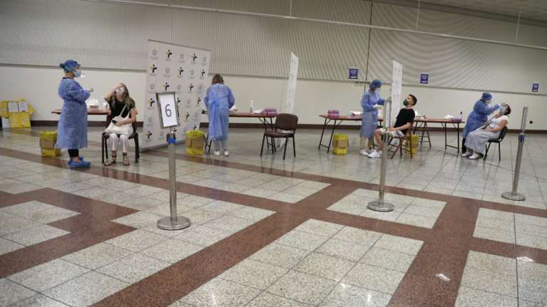 Νέα μέτρα για ανεμβολίαστους: Τέλος τα δωρεάν τεστ στις δημόσιες δομές - Μόνο σε ιδιωτικά με κόστος 10 ευρώ