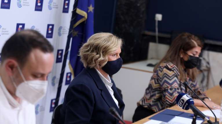 Κορονοϊός: Τη Δευτέρα ξεκινά η κατ' οίκον διάθεση των αντιϊκών χαπιών - "Ο ιός ήρθε για να μείνει" [Βίντεο]