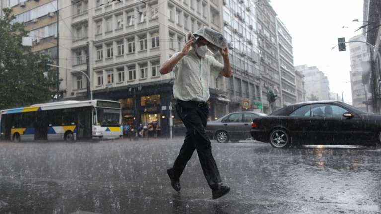 Κλέαρχος Μαρουσάκης: Απότομη αλλαγή του καιρού από διαδοχικές &quot;ψυχρές λίμνες&quot; - Καταιγίδες με κεραυνούς και χαλάζι