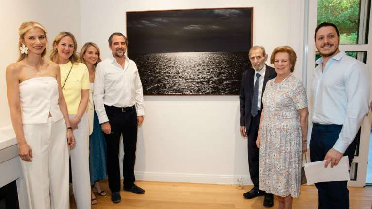 Θεοδώρα Ντε Γκρες: Σε έκθεση έργων του αδελφού της, Νικόλαου, μαζί με τη μητέρα της και τον σύζυγό της [εικόνες]