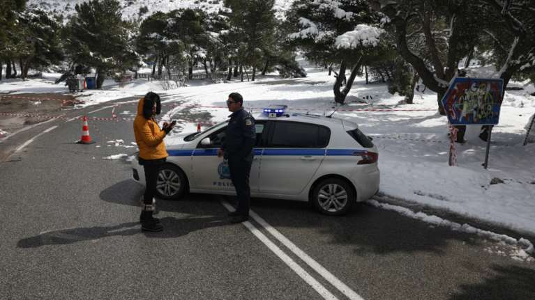 Χιόνια και στην Αττική - Πού έχει διακοπεί η κυκλοφορία, πού είναι απαραίτητες οι αλυσίδες