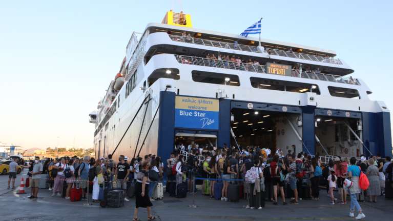 Τουρισμός: Ολοταχώς για χρονιά ρεκόρ - Φεύγουν γεμάτα κόσμο τα πλοία από τον Πειραιά