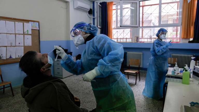 Θεσσαλονίκη: 600 rapid test σε εκπαιδευτικούς πριν το άνοιγμα των σχολείων - Στο 0,6% η διασπορά του ιού
