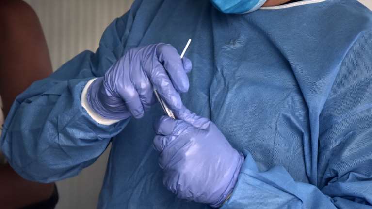 Κορονοϊός: Αυξάνεται η θετικότητα, πέντε νέοι θάνατοι την τελευταία εβδομάδα - Ποια μετάλλαξη κυριαρχεί