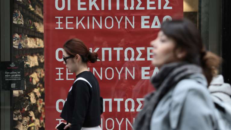 Πρεμιέρα σήμερα για τις χειμερινές εκπτώσεις - Ποια Κυριακή θα είναι ανοιχτά τα καταστήματα