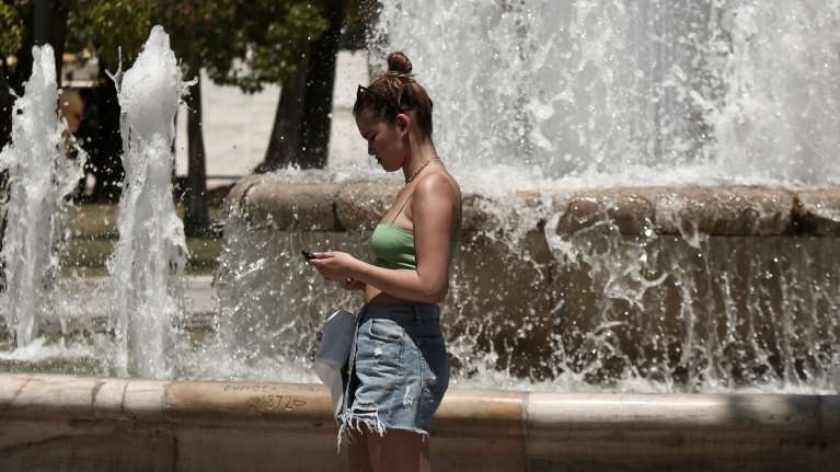 Καιρός: Συνεχίζονται οι καλοκαιρινές θερμοκρασίες και σήμερα Κυριακή - Πού θα βρέξει