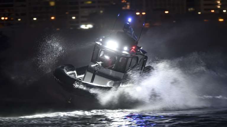 Ρόδος: Επεισοδιακή καταδίωξη σκάφους με παράτυπους μετανάστες - Προειδοποιητικές βολές από το Λιμενικό