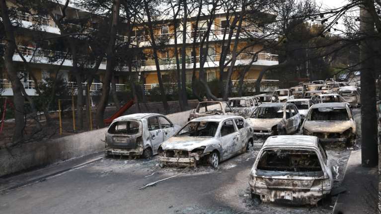 Δίκη για το Μάτι: &quot;Λύγισε&quot; το ακροατήριο - &quot;Εγώ δεν κάηκα αλλά έχει καεί η ψυχή μου - Eίμαστε τρία κομμάτια κρέας που απλώς υπάρχουμε&quot;