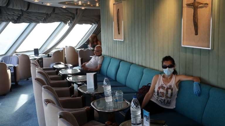 Ετσι ταξιδεύουμε πλέον με τα πλοία: Μάσκες, αντισηπτικά, αποστάσεις και κενές θέσεις [εικόνες]