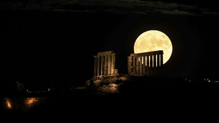 Πανσέληνος Ιουλίου 2022: Μαγευτικές εικόνες από το &quot;Φεγγάρι του Ελαφιού&quot; - Γιατί ονομάστηκε έτσι