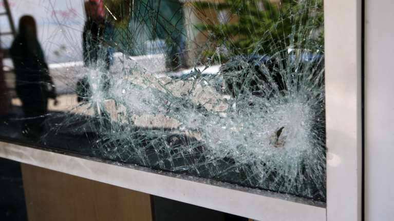 Μπαράζ επιθέσεων με μπογιές και βαριοπούλες: Σε ταχυδρομεία, ΚΕΠ και Δημαρχείο