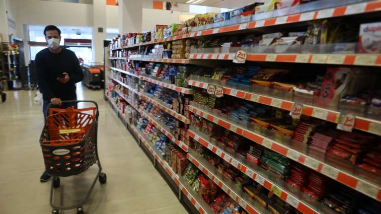 Η ακρίβεια φέρνει αλλαγές στις αγορές: Στροφή σε προσφορές και ιδιωτικής ετικέτας προϊόντα