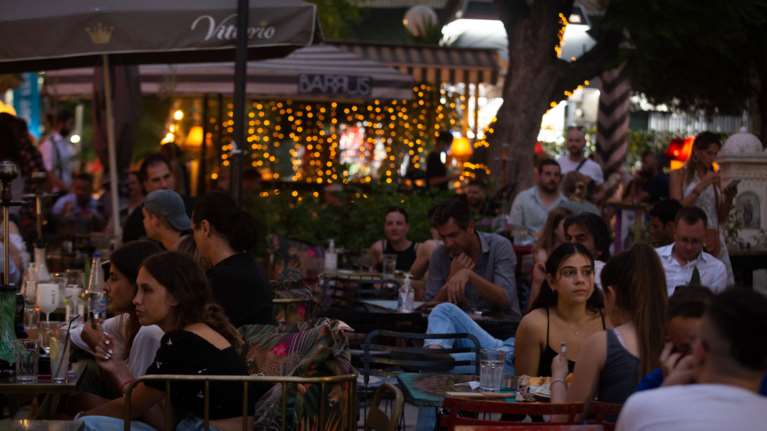 Κορονοϊός: Δύσκολη αποστολή ο εμβολιασμός των νέων - Οι μισοί από τους 18-44 ετών έχουν εμβολιαστεί