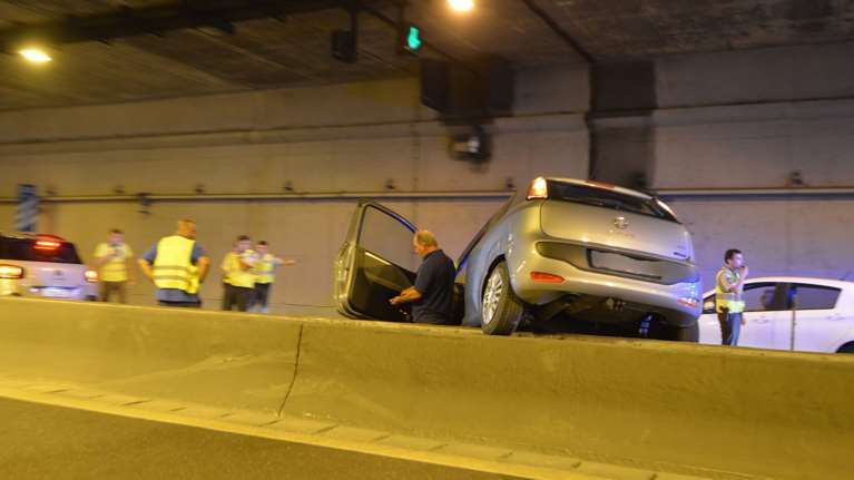 Τροχαίο στην Αττική οδό: ΙΧ καβάλησε το κράσπεδο [Εικόνες]