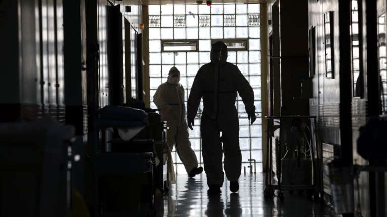 Οικογενειακή τραγωδία στην Κρήτη: Πέθανε από κορονοϊό λίγες ώρες μετά την κηδεία της συζύγου του - Και οι δύο ανεμβολίαστοι