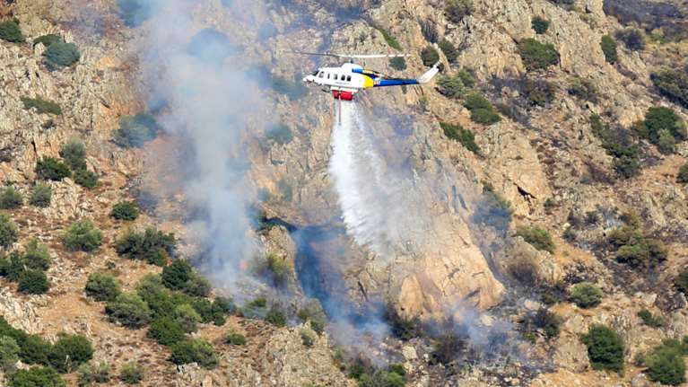 &quot;Η φωτιά κρύβεται έξυπνα κάτω από τη γη&quot;: Παραμένει ο κίνδυνος αναζωπυρώσεων στο Ρέθυμνο - Σε ύφεση το μέτωπο