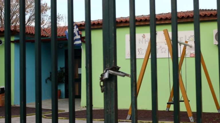 Κλειστά σχολεία: Τι ισχύει με τις άδειες των γονιών των μαθητών