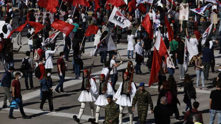 Το εντυπωσιακό πέρασμα των Ευζώνων χωρίς πρόβλημα μέσα από τη συγκέντρωση του ΠΑΜΕ [εικόνες]