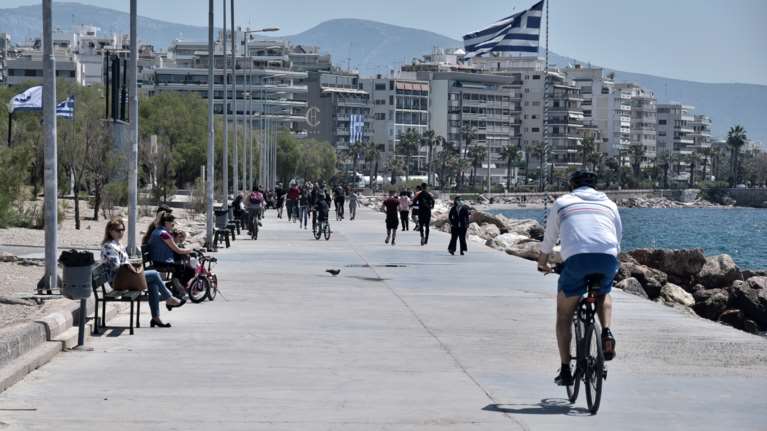 Ο ηλιόλουστος καιρός έβγαλε έξω τους Αθηναίους: Γέμισε η παραλία στον Φλοίσβο [Βίντεο]