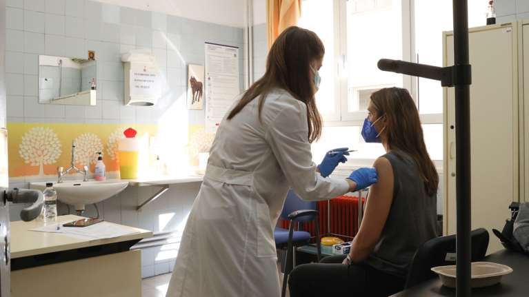 Ερωτήσεις και απαντήσεις για τα νέα εμβόλια - Ποιοι και πότε θα κάνουν την επόμενη δόση