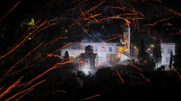 Χίος: Με… άρωμα Χόλιγουντ ο ρουκετοπόλεμος στο Βροντάδο - Επεσαν περισσότερες από 20.000 ρουκέτες