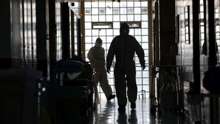 Αγρίνιο: Στη Δικαιοσύνη οικογένειες θυμάτων για τη ΜΕΘ - &quot;Πήγα τον πατέρα μου στο σφαγείο&quot; [βίντεο]