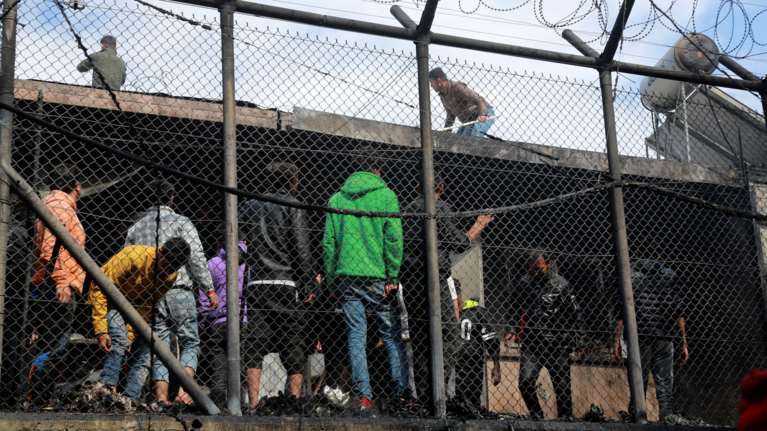 Αιματοβαμμένος καβγάς στη Μόρια - Νεκρός 21χρονος Αφγανός από μαχαίρωμα