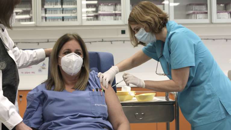 Καταγγελίες για ακύρωση εμβολιασμών σε υγειονομικούς σε 15 νοσοκομεία της χώρας