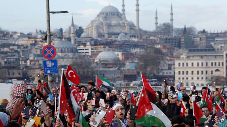 &quot;Στήριξη στην Παλαιστίνη, κατάρα στο Ισραήλ&quot;: Χιλιάδες διαδήλωσαν στην Κωνσταντινούπολη υπέρ των Παλαιστινίων