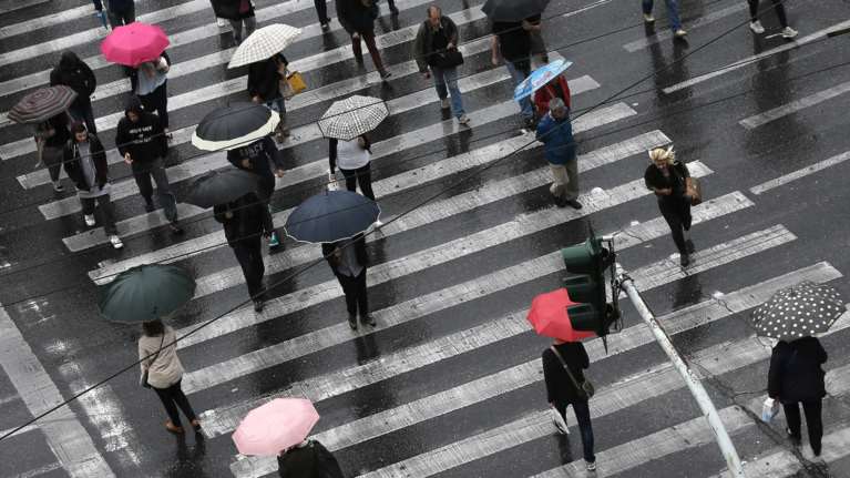Φθινοπωρινό σκηνικό του καιρού με βροχές και πτώση της θερμοκρασίας