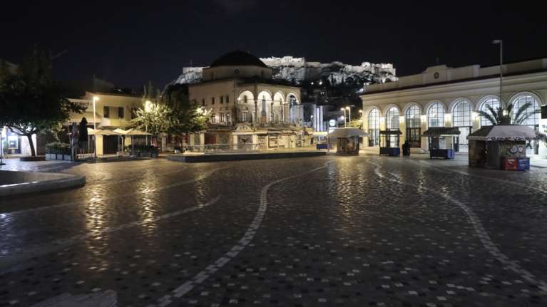 Απαγόρευση κυκλοφορίας: Ερήμωσαν οι δρόμοι σε Αθήνα και Θεσσαλονίκη - Πρωτόγνωρες εικόνες