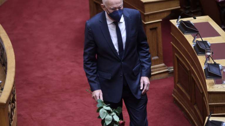 Ο Γιώργος Παπανδρέου αφήνει λουλούδια στο έδρανο της Φώφης Γεννηματά στη Βουλή {εικόνες]