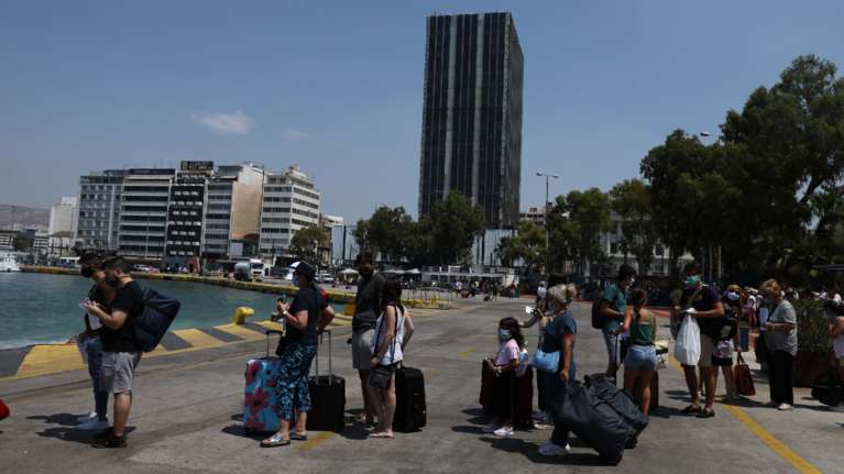 Αυξημένη η κίνηση στο λιμάνι του Πειραιά - Με μάσκες οι αδειούχοι του Αυγούστου