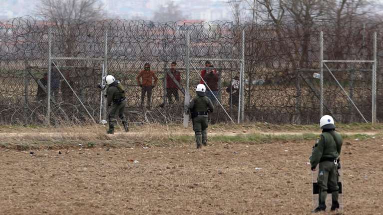 Δημοσίευμα "φωτιά" από Guardian και ξένα ΜΜΕ: Η ελληνική αστυνομία στρατολογεί πρόσφυγες για να απωθούν μετανάστες
